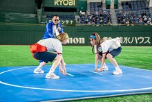 ハナエモンスターとナオ・オブ・ナオによるガチ相撲の様子。