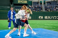 ハナエモンスターとナオ・オブ・ナオによるガチ相撲の様子。