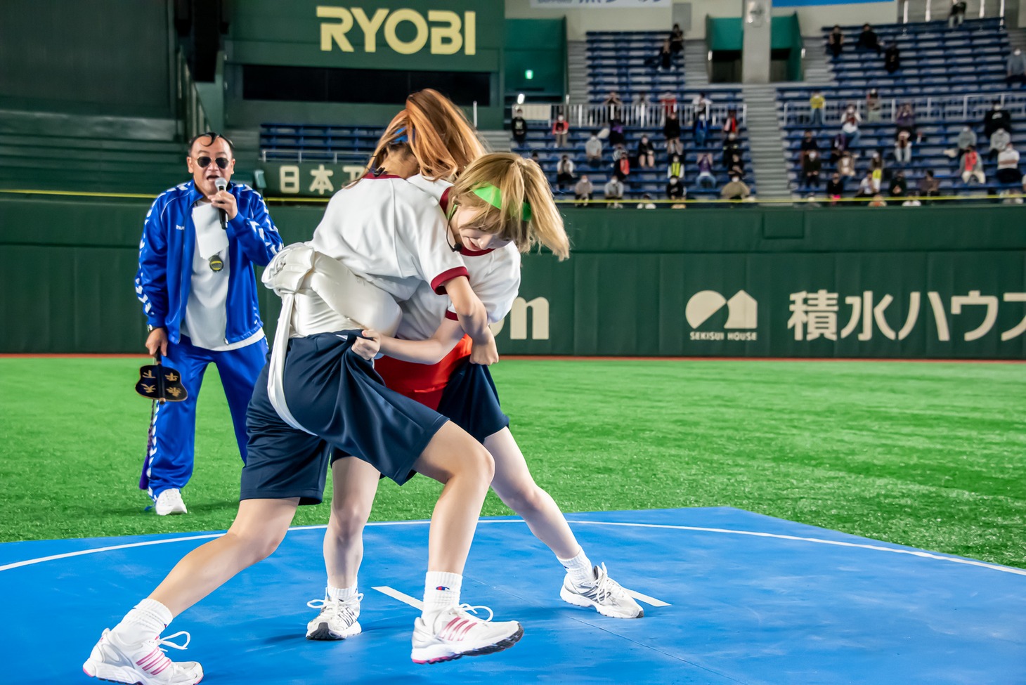 ハナエモンスターとナオ・オブ・ナオによるガチ相撲の様子。