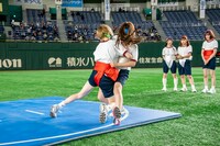 ハナエモンスターとナオ・オブ・ナオによるガチ相撲の様子。