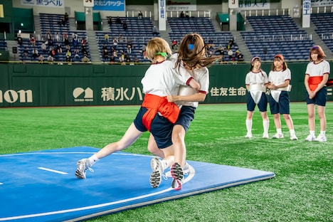 ハナエモンスターとナオ・オブ・ナオによるガチ相撲の様子。