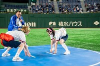 ハナエモンスターとミユキエンジェルによるガチ相撲の様子。