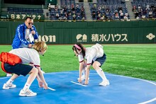 ハナエモンスターとミユキエンジェルによるガチ相撲の様子。