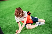 芝生に倒れ込むカエデフェニックス。