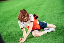 芝生に倒れ込むカエデフェニックス。