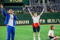 軍配を上げるたむらけんじ、喜ぶハナエモンスター、悔しがるアイカ・ザ・スパイ。