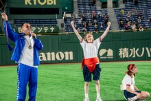 軍配を上げるたむらけんじ、喜ぶハナエモンスター、悔しがるアイカ・ザ・スパイ。