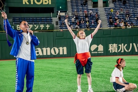 軍配を上げるたむらけんじ、喜ぶハナエモンスター、悔しがるアイカ・ザ・スパイ。