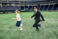 ハンターに追いかけられるハナエモンスター。