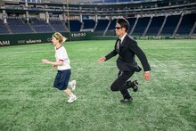 ハンターに追いかけられるハナエモンスター。