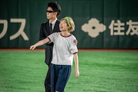 ハンターに捕まったハナエモンスター。