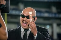 チューブ入り生にんにくをアピールするクロちゃん。