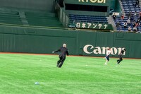 クロちゃんに追いかけられるアイカ・ザ・スパイ。