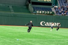 クロちゃんに追いかけられるアイカ・ザ・スパイ。