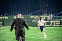 クロちゃんに追いかけられるミユキエンジェル。