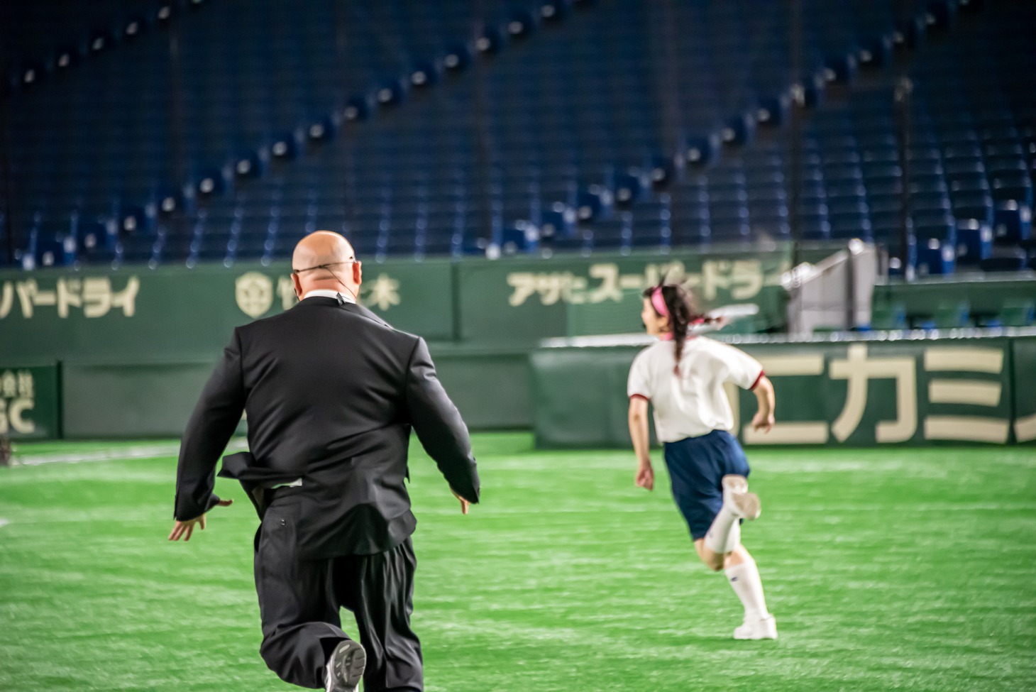 クロちゃんに追いかけられるミユキエンジェル。