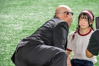 クロちゃんから臭い息を浴びるミユキエンジェル。