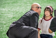 クロちゃんから臭い息を浴びるミユキエンジェル。