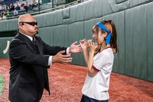 詰め寄るクロちゃんと後ずさるナオ・オブ・ナオ。