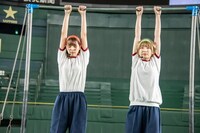 100万円を懸けて鉄棒ぶら下がり勝負中のハナエモンスター、アイカ・ザ・スパイ。