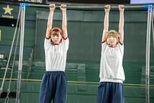 100万円を懸けて鉄棒ぶら下がり勝負中のハナエモンスター、アイカ・ザ・スパイ。