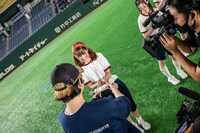 渡辺淳之介から100万円を受け取るアイカ・ザ・スパイ。