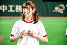 100万円を手にしたアイカ・ザ・スパイ。