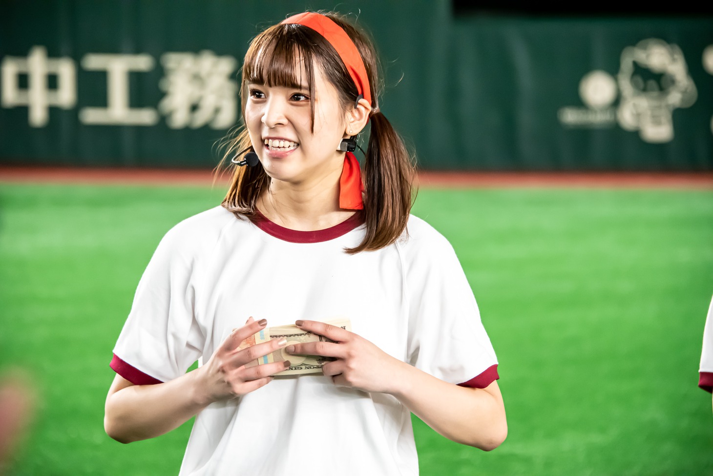 100万円を手にしたアイカ・ザ・スパイ。