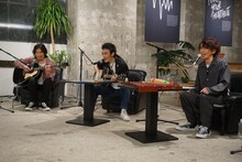 左から斉藤和義、草なぎ剛、ユースケ・サンタマリア。