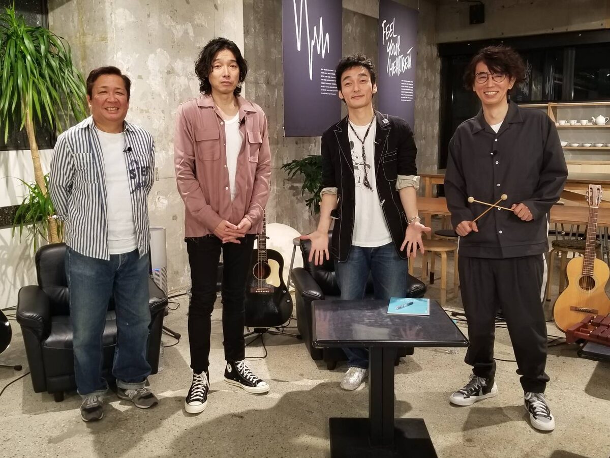 左から大熊英司アナウンサー 斉藤和義 草なぎ剛 ユースケ サンタマリア 草なぎ ユースケ なぎスケ シーズン2決定 新op制作に斉藤和義と 大熊アナが参加 画像 動画ギャラリー 1 6 音楽ナタリー