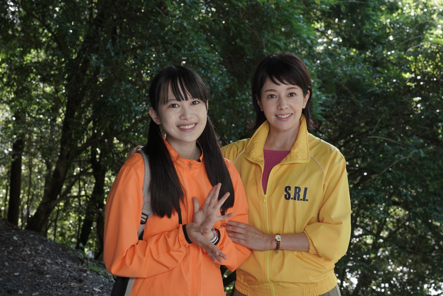 左から里吉うたの（BEYOOOOONDS）、沢口靖子。(c)テレビ朝日