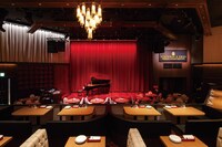 俺のGrill&Bakery 東京の内観。