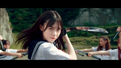 ラストアイドル「何人(なんびと)も」ミュージックビデオのワンシーン。