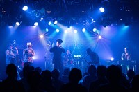 「The Light」を披露するTRI4THと岩間俊樹（SANABAGUN.）。（撮影：森下友加里）