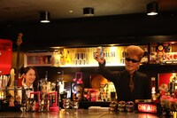 左から辛島菜摘、綾小路翔（氣志團）。