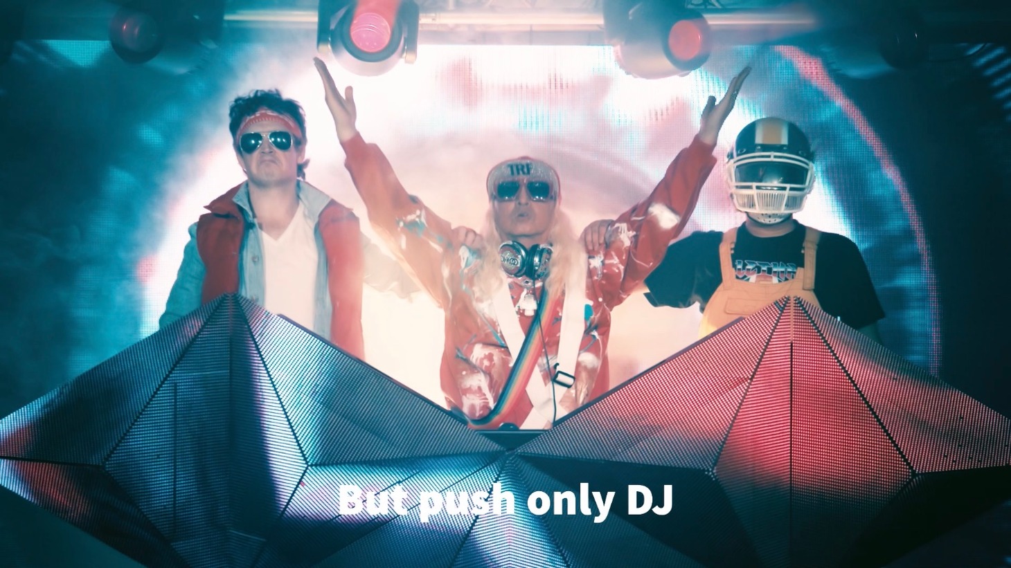 ザ・リーサルウェポンズ「押すだけDJ」ミュージックビデオより。