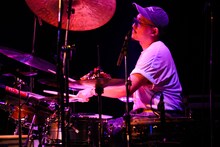 松下マサナオ（Dr / Yasei Collective）