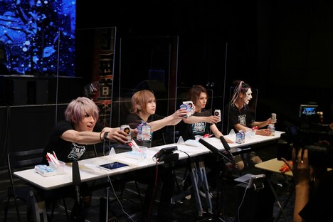 「『エアーツアー』〜気持ちは北海道〜」より、乾杯するゴールデンボンバー。（写真提供：ユークリッド・マネージメント）