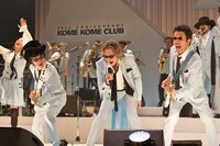 前列左からBE（G）、カールスモーキー石井（Vo）、BON（B）。（撮影：荒川潤）