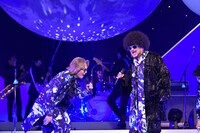 左からカールスモーキー石井（Vo）、ジェームス小野田（Vo）。（撮影：荒川潤）