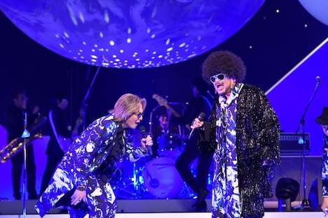 左からカールスモーキー石井（Vo）、ジェームス小野田（Vo）。（撮影：荒川潤）