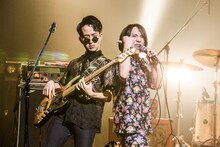 左からアベマコト（B, Cho）、下川リヲ（Vo, G）。（撮影：森好弘）