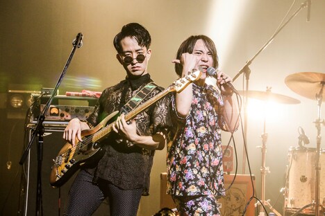 左からアベマコト（B, Cho）、下川リヲ（Vo, G）。（撮影：森好弘）