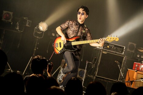 アベマコト（B, Cho）（撮影：森好弘）