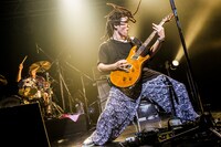 左からキモツ（サポートドラマー）、夏目創太（G, Cho）。（撮影：森好弘）