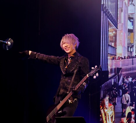 「『エアーツアー』〜気持ちは大阪〜」より、歌広場淳（B）。（写真提供：ユークリッド・マネージメント）