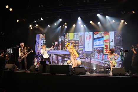 「『エアーツアー』〜気持ちは大阪〜」より、ゴールデンボンバー。（写真提供：ユークリッド・マネージメント）