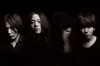 LONE。右から2番目が竹家千十郎（G）。