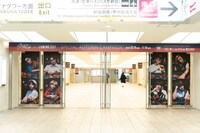 Stray Kids「SPECIAL AUTUMN CAMPAIGN」のビジュアルが掲出されたルミネエスト新宿の通路。