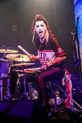 「『エアーツアー』〜気持ちは沖縄〜」より、樽美酒研二（Dr）。（撮影：菅沼剛弘）